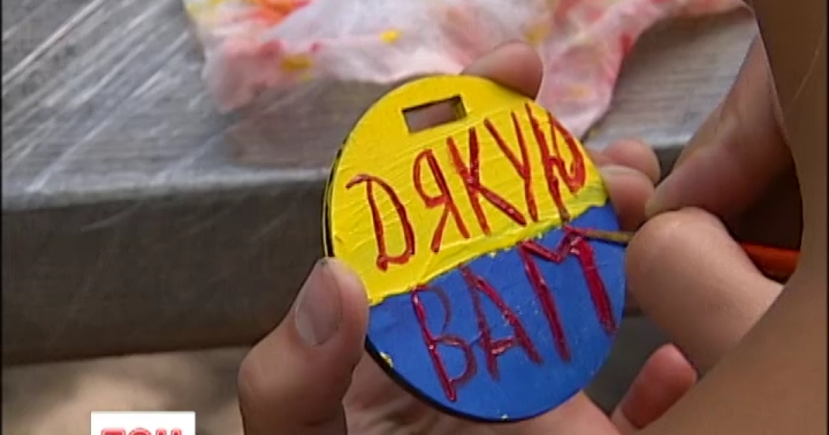 Дети изготовили медали для военных.