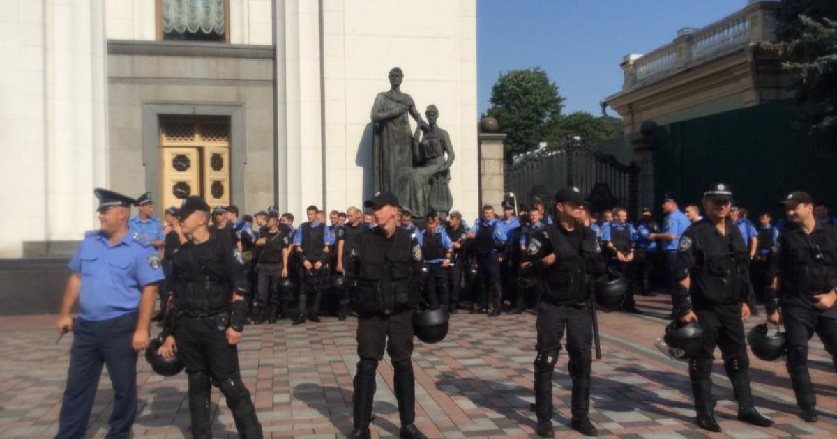 Біля Ради шикуються правоохоронці