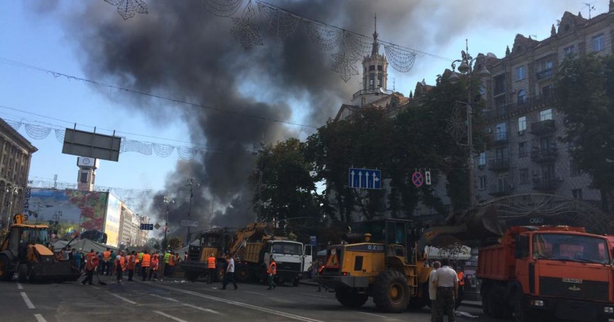 Коммунальщики убирают Майдан.