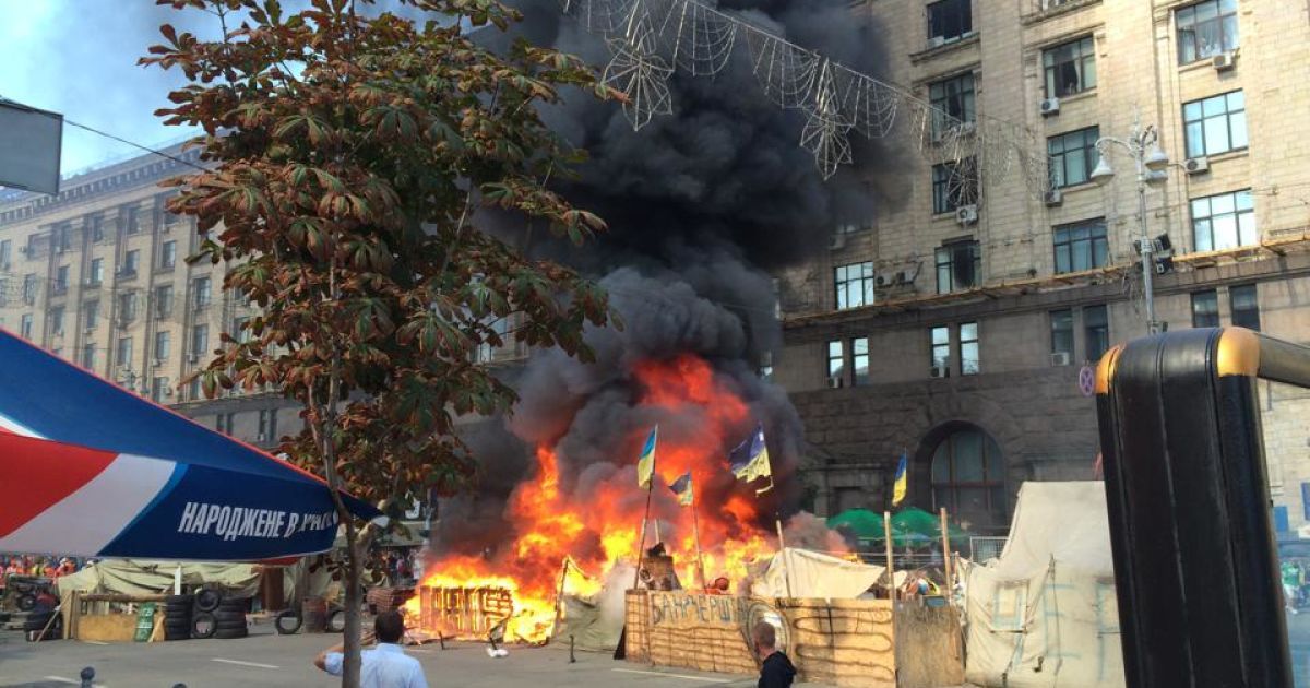 На Майдані знову горять покришки
