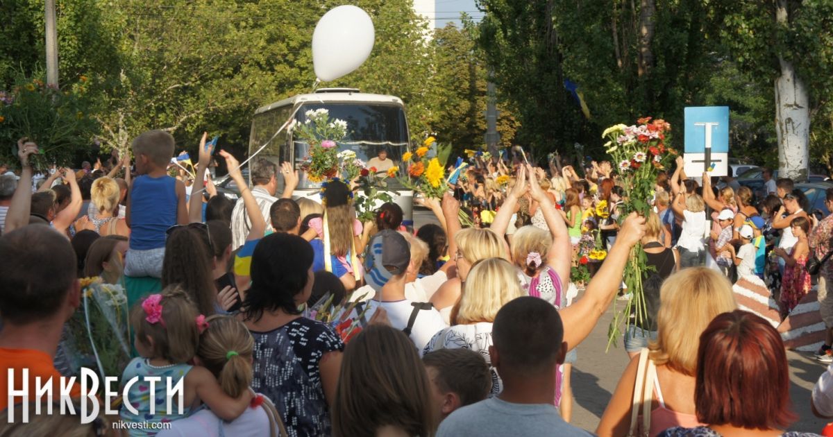 Бойцов встречали криками "Героям слава!" / © idolator.com