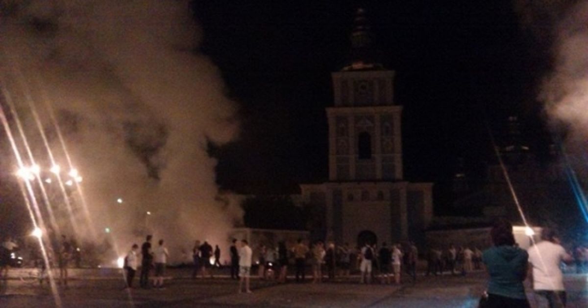 На Михайловской площади в Киеве вспыхнули палатки