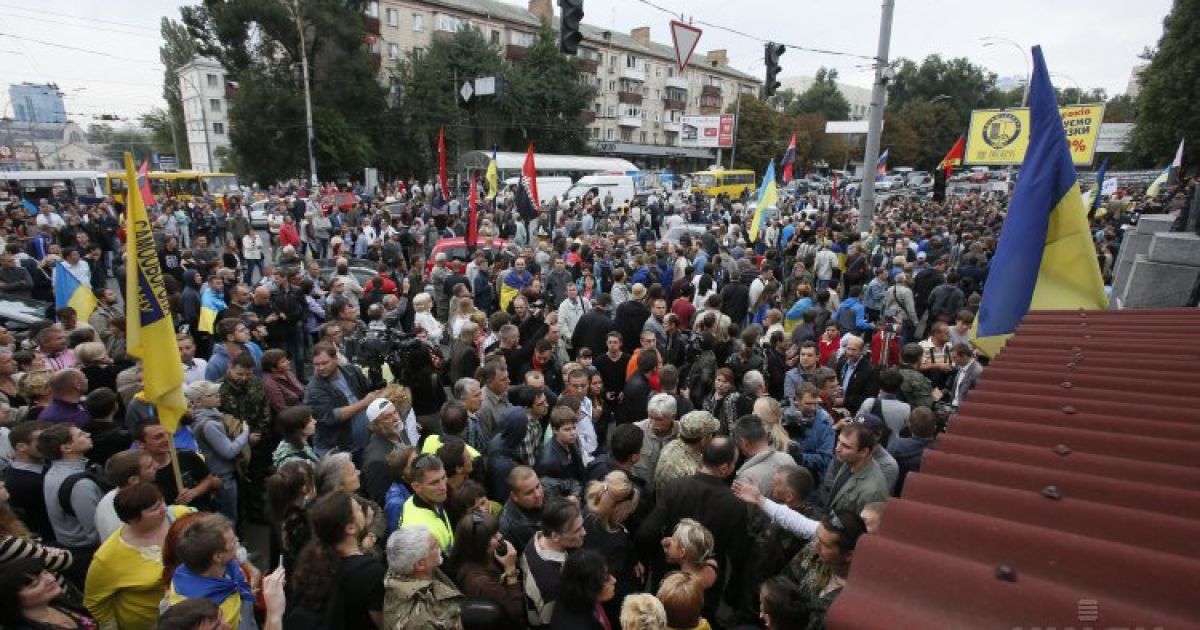 Мітингувальники перекрили рух на Повітрофлотському проспекті / © УНІАН