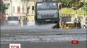Часть Крещатика уже  освободили и помыли.