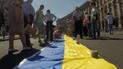 На столичному Майдані Незалежності провели акцію "Кілометр прапорів для Маріуполя"