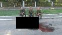 Террористы фотографируются возле тела убитого украинского военного в городе Шахтерск Донецкой области