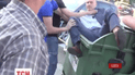 Одеські активісти  викинули чиновника  на смітник