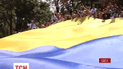 Одесситы пронесли огромный сине-желтый флаг по Потемкинской лестнице