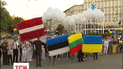 Посольства Латвии, Эстонии и Литвы устроили акцию солидарности с украинским народом