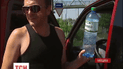 Водители останавливаются у постов ГАИ, чтобы выпить стакан холодной воды