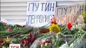 Люди продолжают приходить к посольству Нидерландов в Киеве