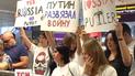 Активісти зустрічали рейси з Москви з плакатами "Путін терорист"