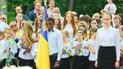Школярі замість букетів тримали у руках прапорці