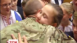 Бойцы из зоны АТО передали шестиклассникам флаги Украины с автографами