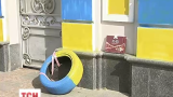 Активісти розмалювали білий паркан будинку Петра Порошенка в національні кольори
