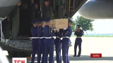 На харьковском аэродроме провели церемонию прощания с погибшими в малазийском Boeing