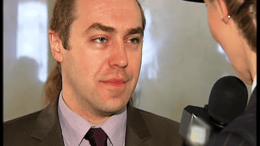 Игорь Мирошниченко качает мышцы во время активного блокирования парламентской трибуны