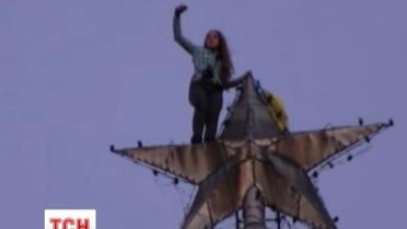 Одинадцятикласниця залізла на зірку сталінської висотки в Києві