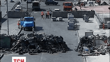 Останню барикаду розбирають на вулиці Інститутській