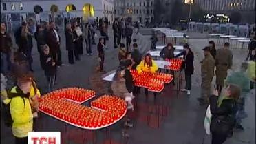 Тридцятиметровий вогняний напис "Слава Україні - Героям слава" спорудили на Майдані Незалежності