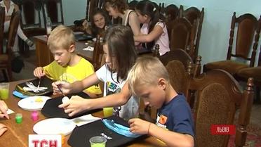 Львовская молодежь разрисовала бронежилеты для военных