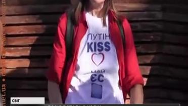 У центр Москви вийшли жінки з українською символікою