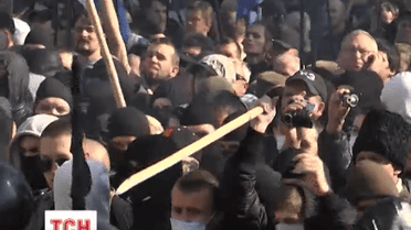 Під Верховною Радою лунали вибухи, билися кийками та ланцюгами