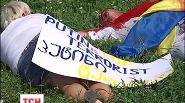 Активісти зробили кривавий виступ для посольства РФ