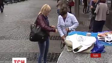 Флешмоб по сбору теплых вещей для украинских военнослужащих организовали во Львове