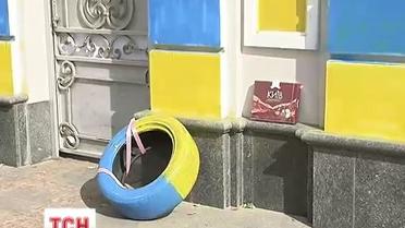 Активисты разрисовали белый забор загородного дома Петра Порошенко в национальные цвета