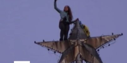 Одиннадцатиклассница залезла на звезду сталинской высотки в Киеве