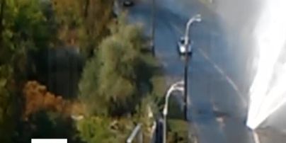 У Києві біля метро "Іподром" 10-метровий гейзер розірвав дорогу