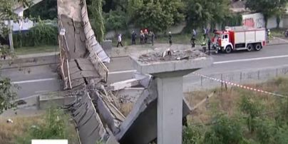 У Києві вантажівка завалила міст