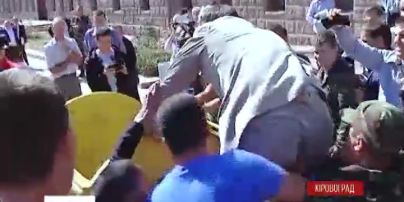 В Кировограде активисты в мусорник выбросили депутата областного совета Николая Корецкого