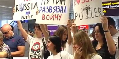 Активісти зустрічали рейси з Москви з плакатами "Путін терорист"