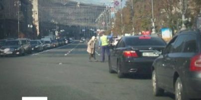 Инспектор ГАИ помог перейти перекресток летний бабушки