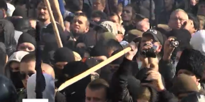 Під Верховною Радою лунали вибухи, билися кийками та ланцюгами