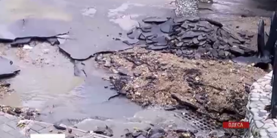 Надзвичайно потужна злива заблокувала транспорт в Одесі