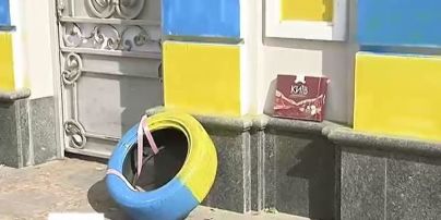 Активисты разрисовали белый забор загородного дома Петра Порошенко в национальные цвета