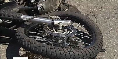 В Киеве на мосту Патона автомобиль раздавил мотоциклиста