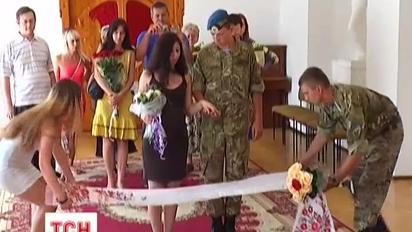 В Днепропетровске контуженный боец женился и вновь собирается на передовую