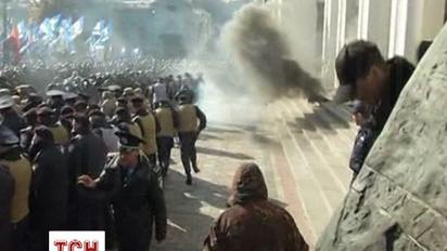 Пікет під ВР переріс  у сутички з димовими шашками і "коктейлями Молотова"