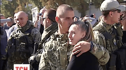 150 бойцов-добровольцев батальона "Азов" на 8 дней вернулись домой
