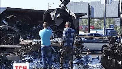 Посреди дороги в Киеве перевернулась огромная фура с металлоломом