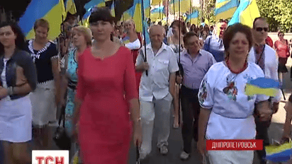 Днепропетровцы в праздник демонстрируют небывалый патриотизм и поддержку бойцов АТО