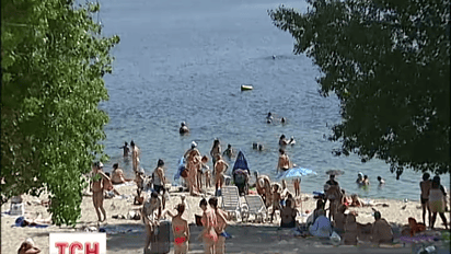 Беженцы из Крыма уже неделю живут на Оболонской набережной