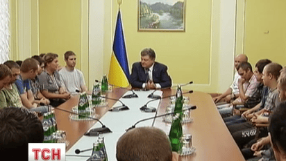 Порошенко зустрівся зі звільненими з полону військовослужбовцями