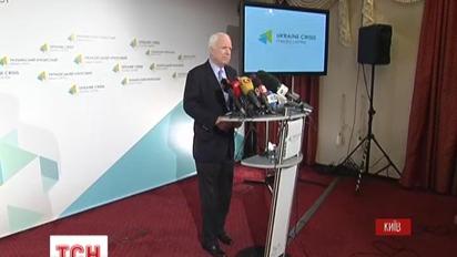 В Украине с визитом находится Джон Маккейн