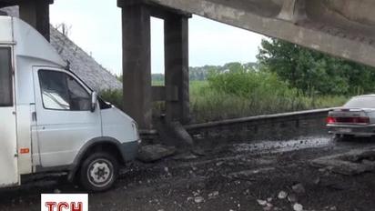 Терористи підірвали міст над трасою з Донецька