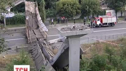 В Киеве грузовик завалил мост